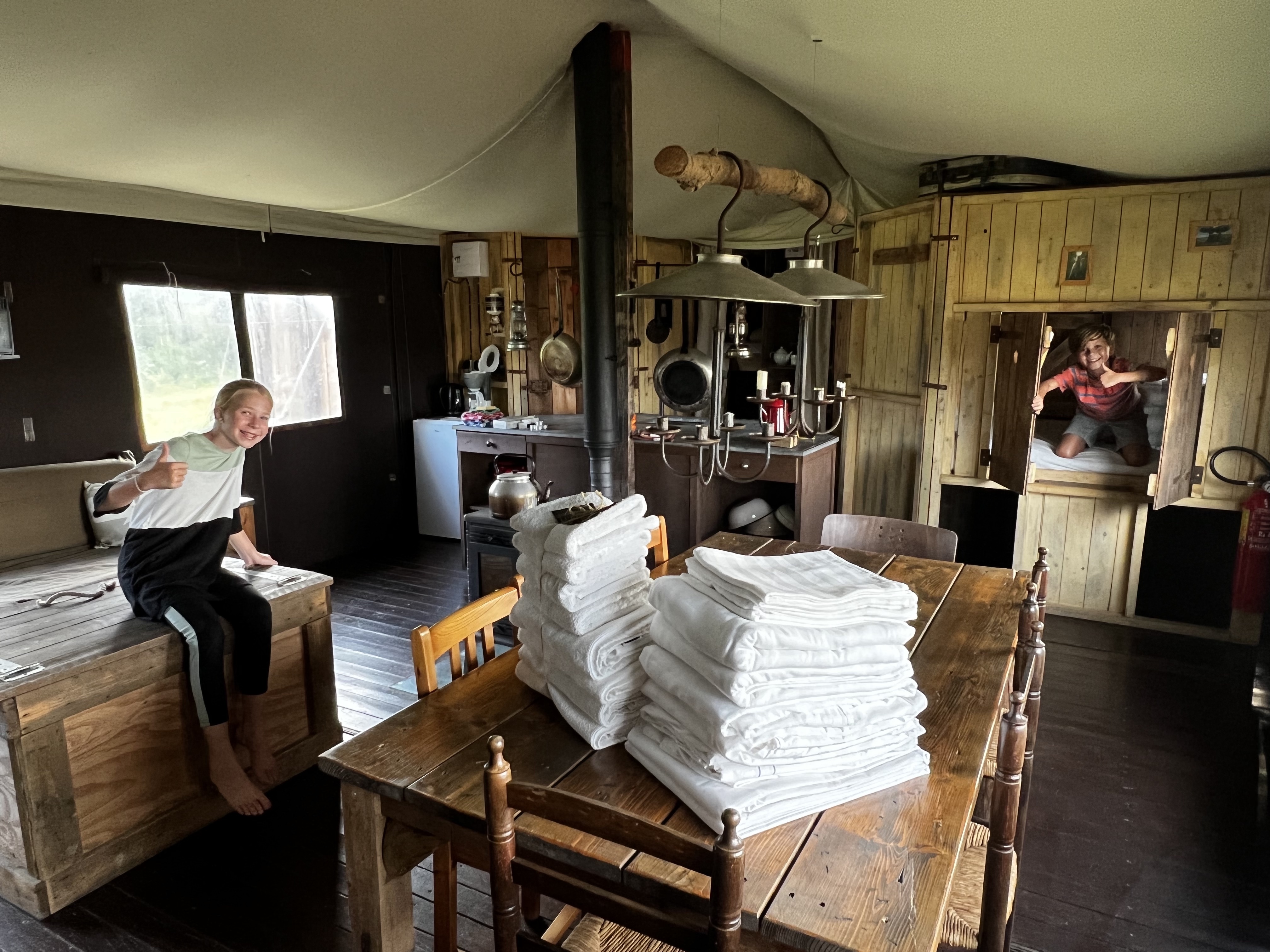 In de glampingtent is het ruim en gezellig