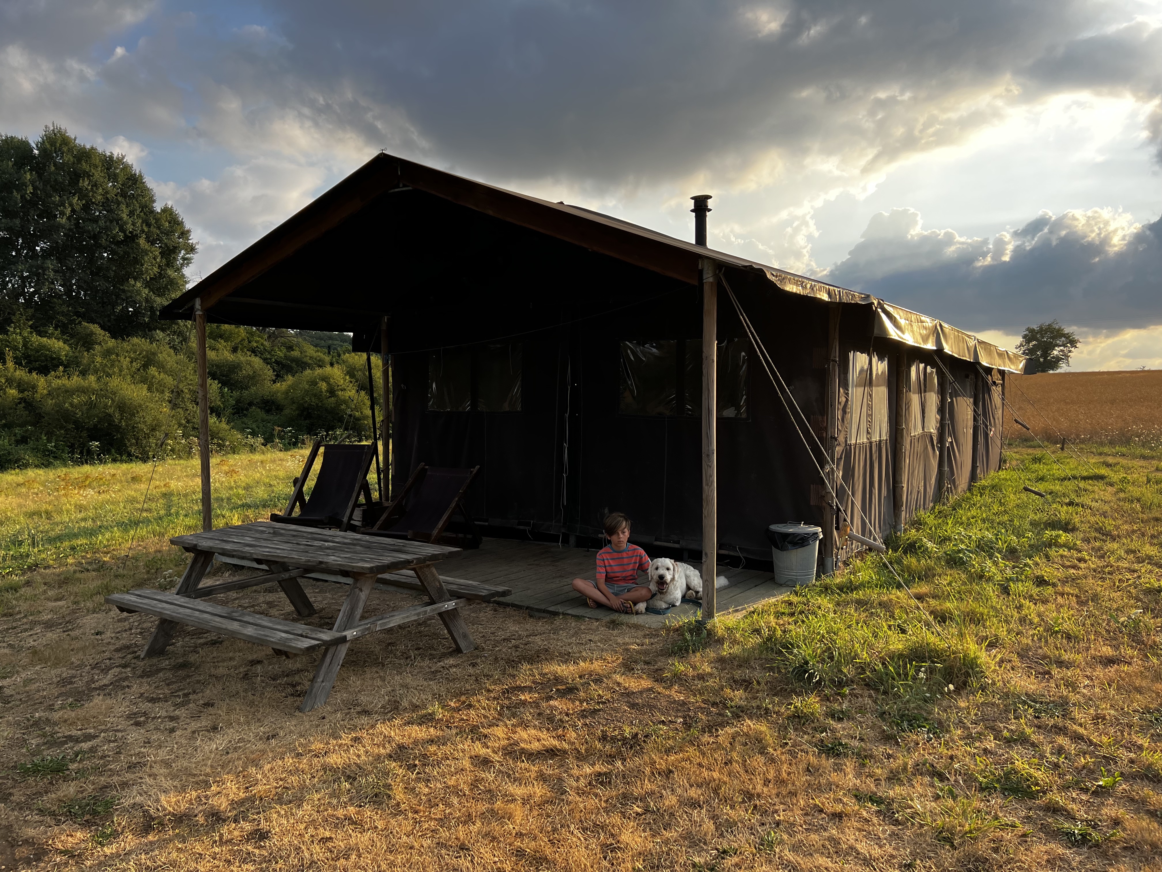 De glampingtent van Bonneblond. Met een fijn terras ervoor zit je altijd in de schaduw.