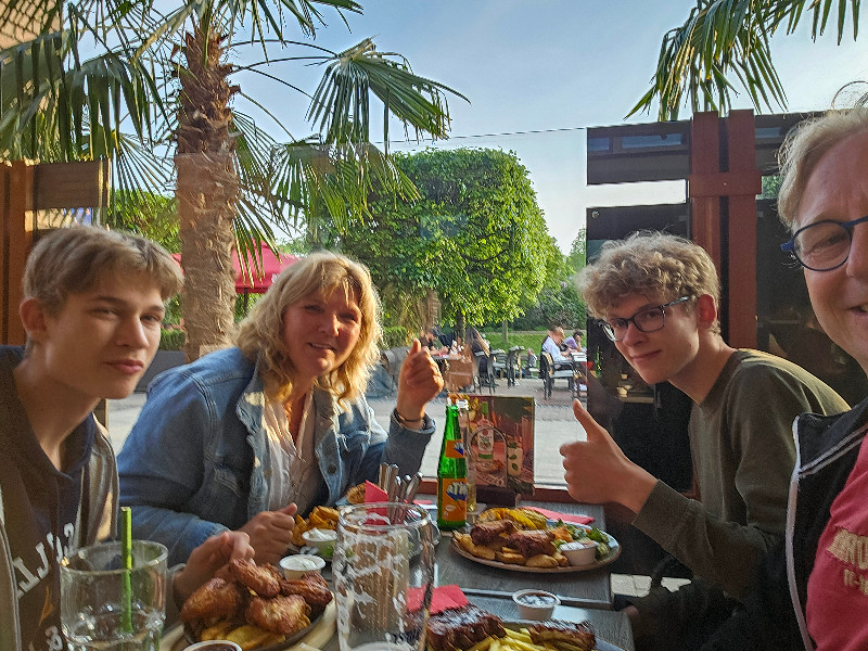 Lekker dineren op het terras aan de boulevard