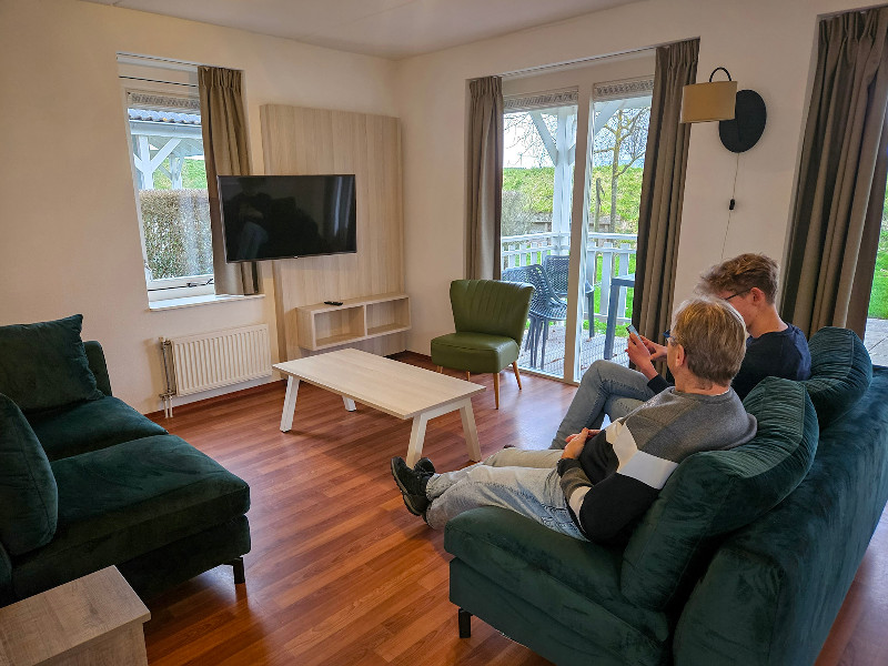 Patrick en Zeb in de woonkamer van ons vakantiehuisje bij Aquadelta