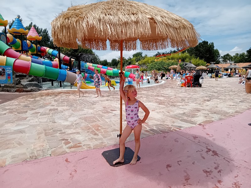 De dochter van emma tijdens eeen heerlijk daguitje in het waterpark Atlantic Toboggan in de Franse Vendée