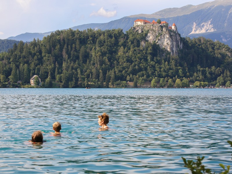 Het water van het meer van Bled is azuurblauw en heerlijk warm