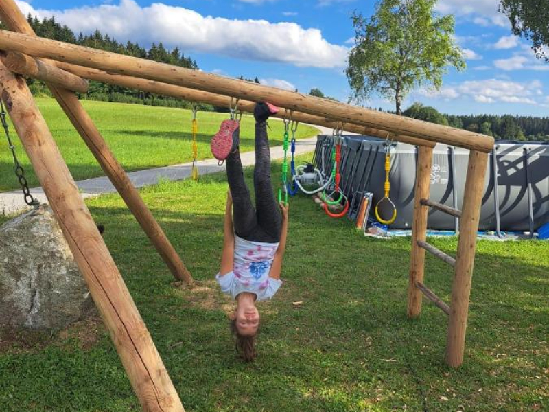 Kind speelt tijdens haar vakantie op Bauernhof Mittereibenberger in het Oostenrijkse Mühlviertel