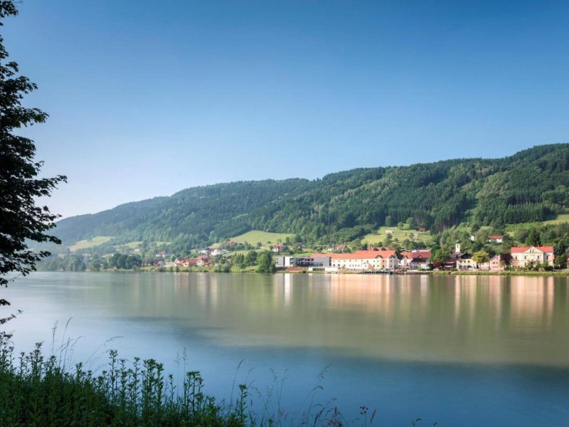 Uitzicht op Hotel Wesenufer waar kim verbleef met haar gezin, over de Donau in Opper-Oostenrijk