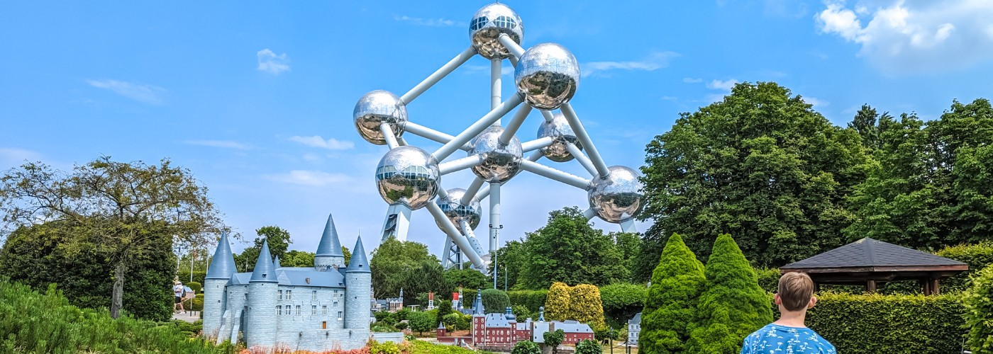 Het atomium vanuit Mini Europa gezien in Brussel