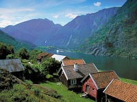 Huisjes aan een Noors fjord