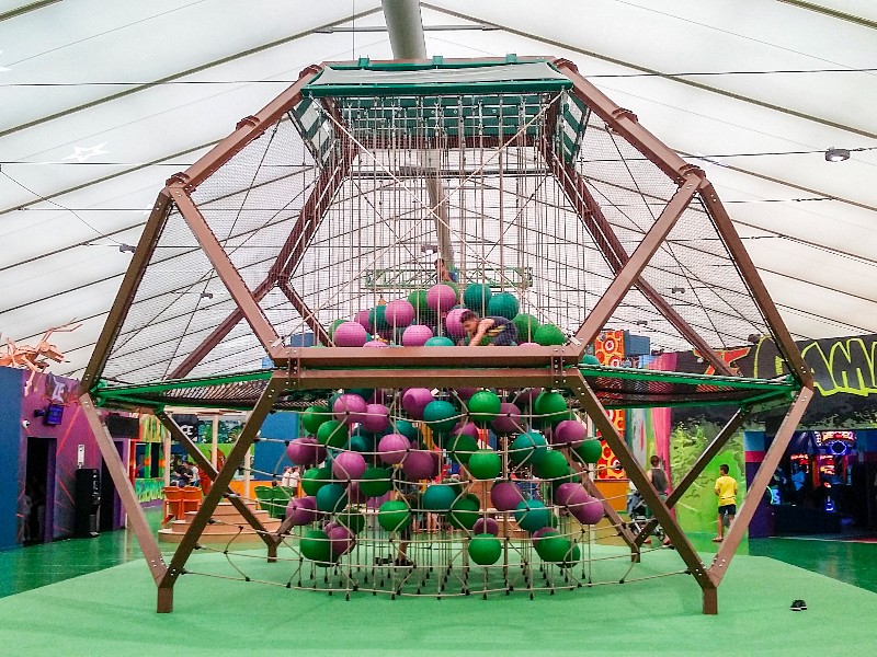 Een van de speeloestellen in de indoorspeeltuin van Center Parcs Les Trois Forêts in noordfrankrijk