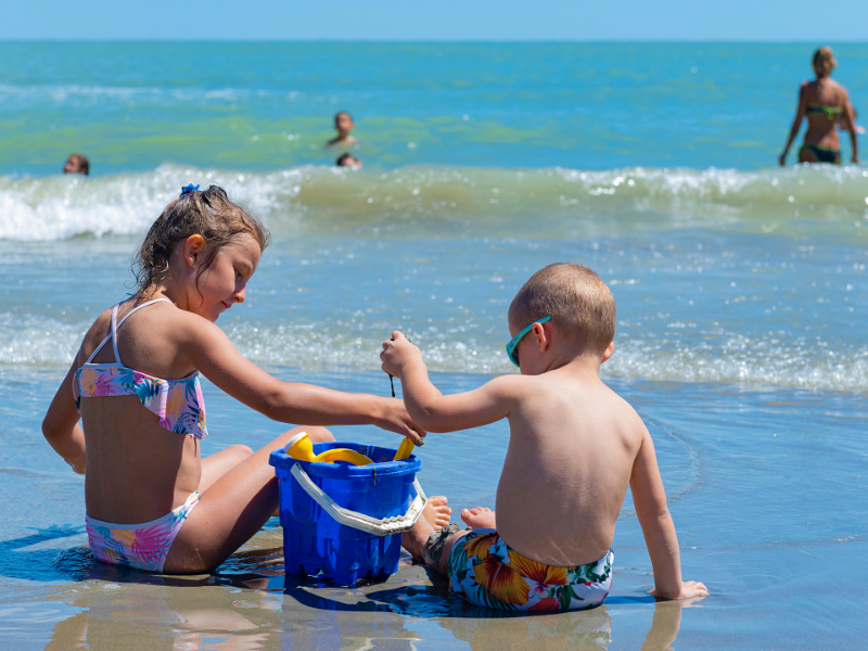 Zandtaartjes bakken op het strand bij Cesenatico Camping Village