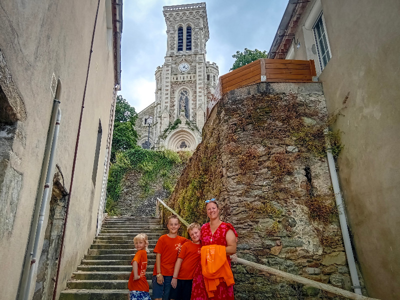 Poseren op de trappen bij de kerk