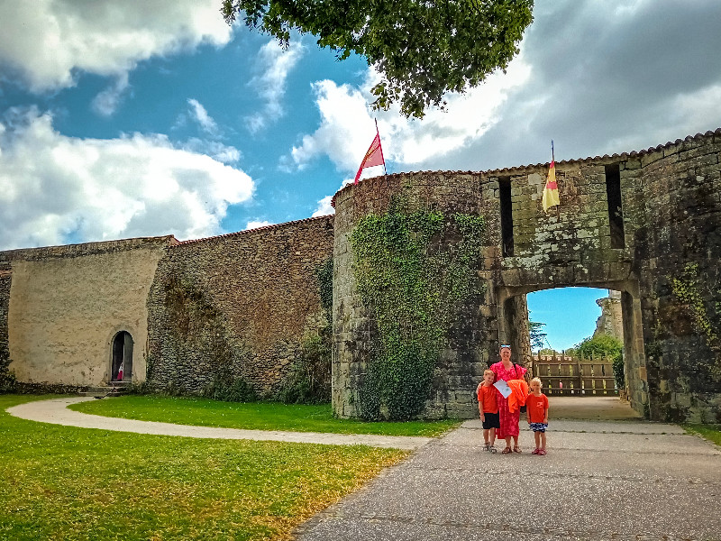 De muur van Château d`Apremont