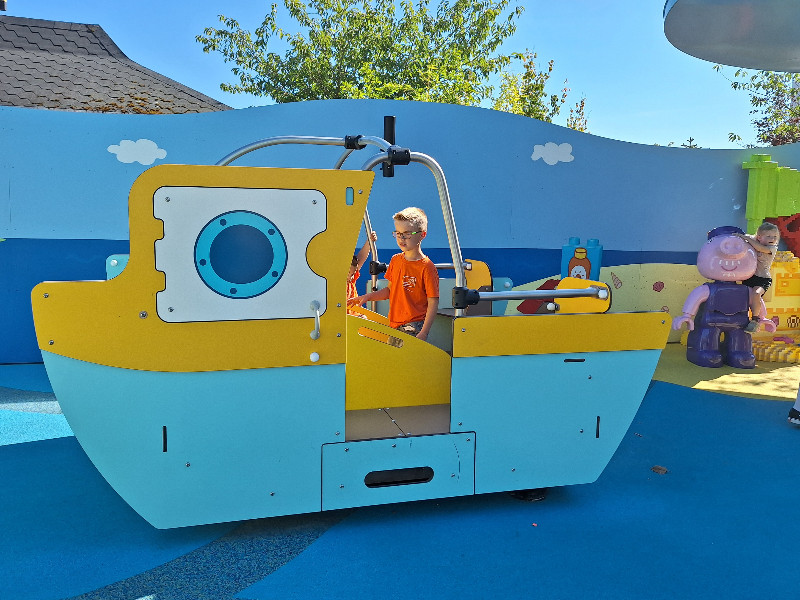 Spelen in de boot bij Peppa Pig in LEGOLAND