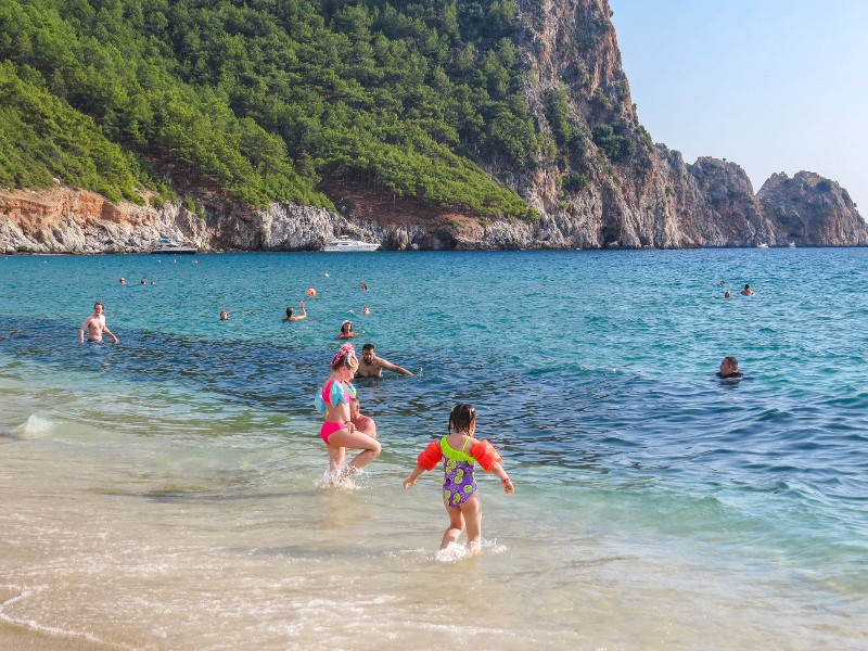 Het helderblauwe water aan de stranden van het Turkse Alanya, hier tijdens een vakantie in 2023
