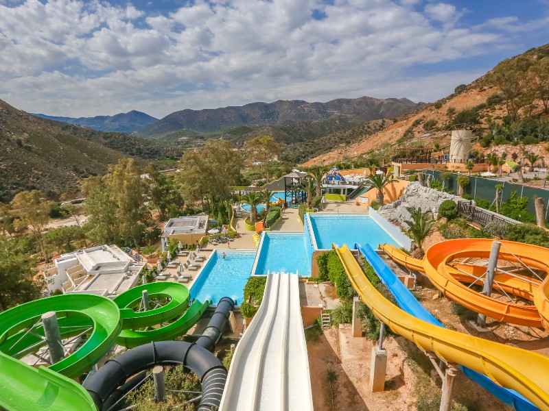 De glijbanen van het waterpark van Fodele Beach op Kreta. Op de achtergrond zie je de bergen, als je om zou draaien zie je de zee.