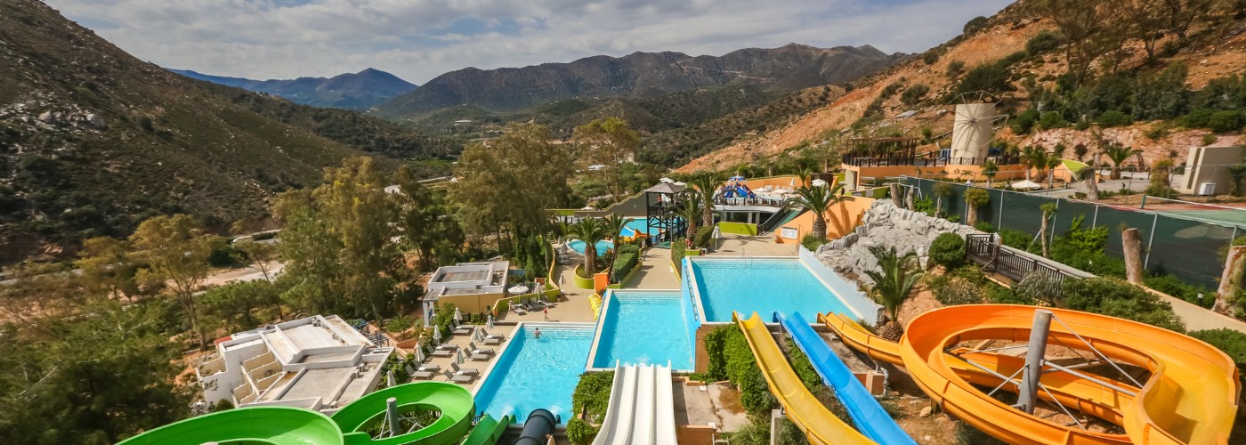 Uitzicht vanaf de glijbanen in het waterpark van Fodele Beach op Kreta, Griekenland