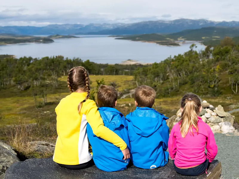 Kids bekijken de fjorden