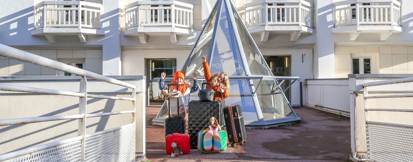 De kinderen van Elisabeth voor het Grand Hotel des Thermes in de Franse Alpen