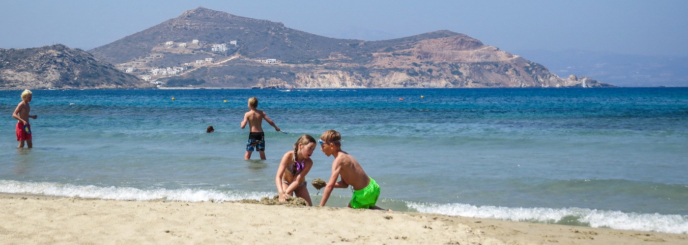 Onze zoon speelt met kinderen op een fijn zandstrand op Kreta. Dit was tijdens onze rondreis met Djoser, waarbij we gingen eilandhoppen met kinderen.