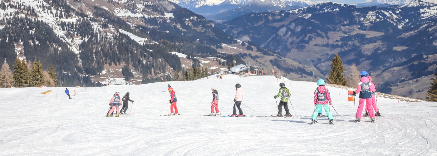 Kinderen tijdens een skiklasje in Oostenrijk