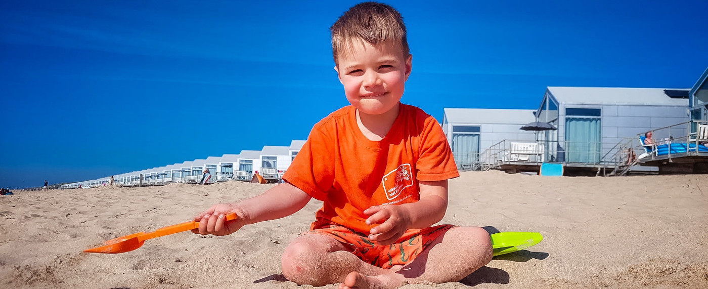 Spelen met zand bij Strandhuisjes Julianadorp