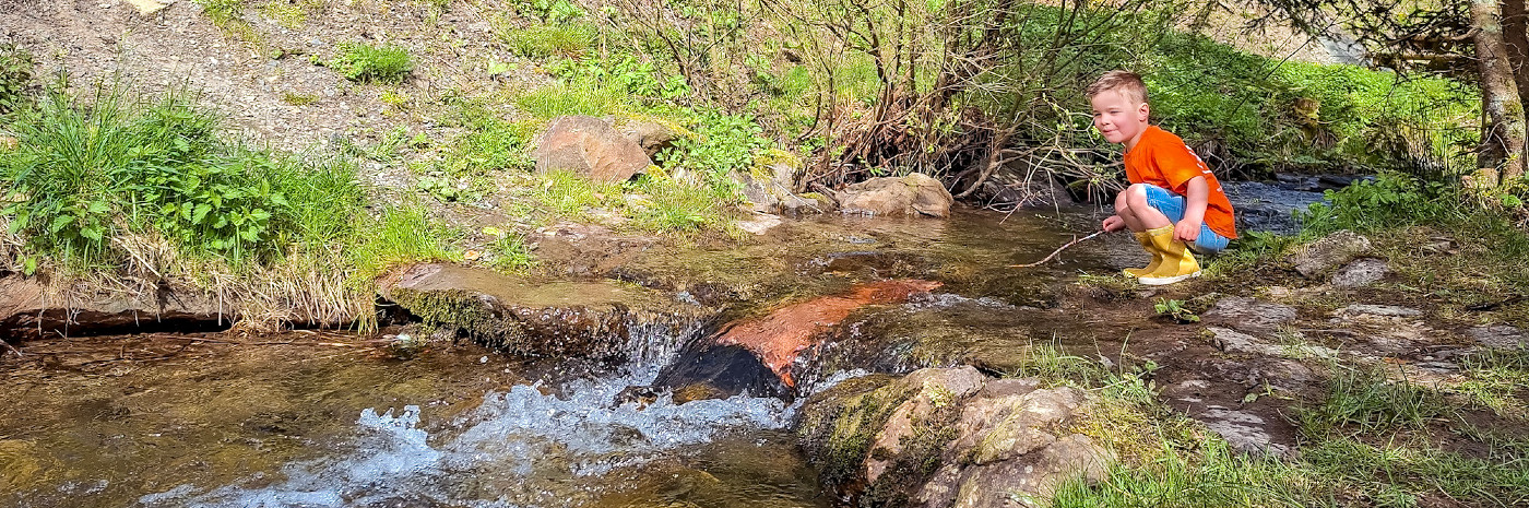 Lekker kledderen in het beekje bij UplandParcs