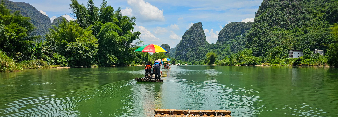 Genieten van de karst bergen vanaf het bamboovlot