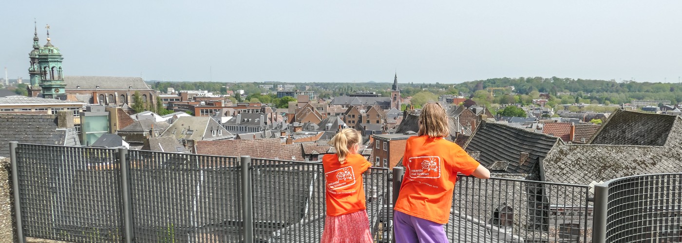 De dochters van Bianca kijken uit over Mons, of Bergen in het Nederlands