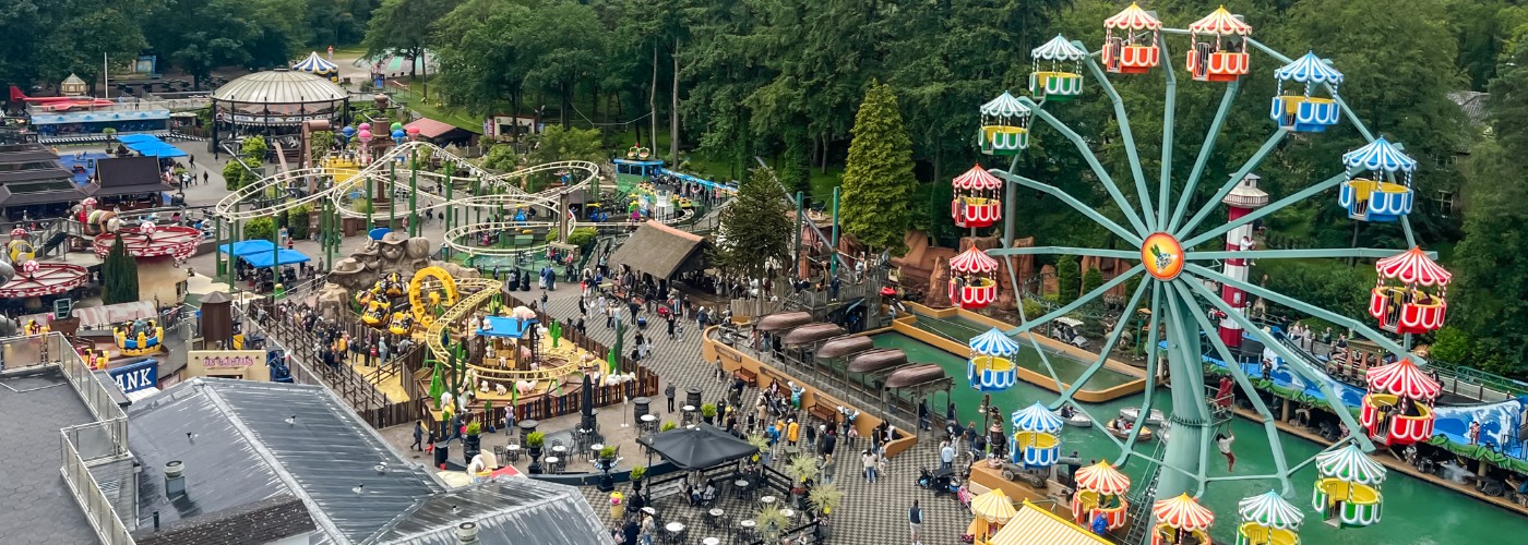 Uitzicht over kinderpretpark Julianatoren in Apeldoorn