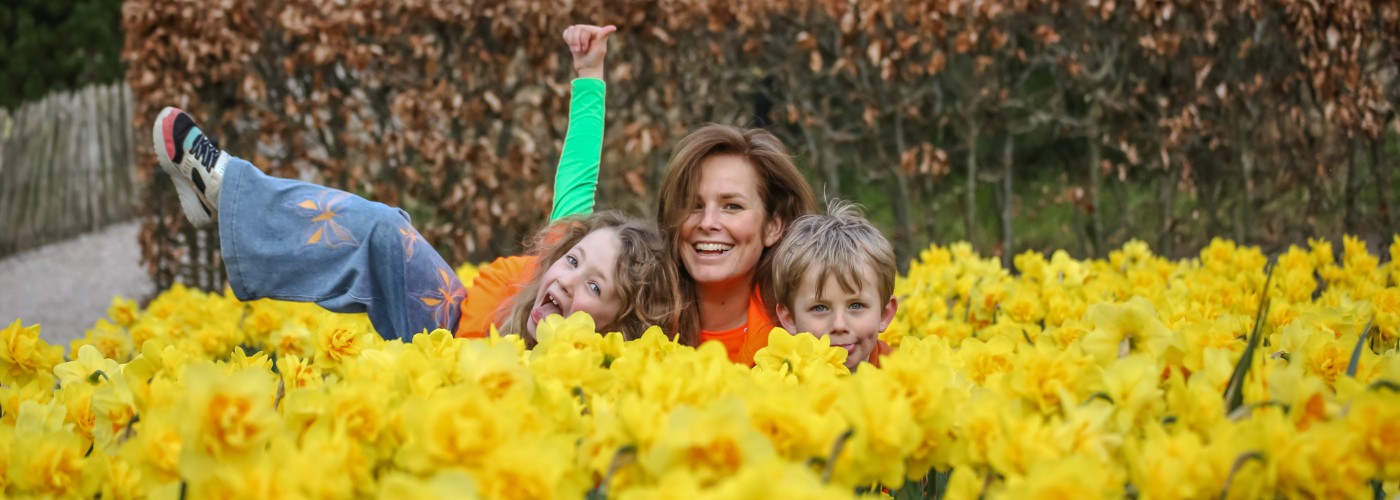 Elisabeth en haar kinderen tussen de narcissen in de Keukenhof