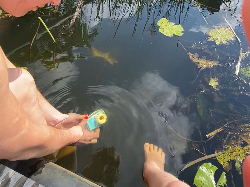 Onder water in natuurwater schiet je het best richting het licht