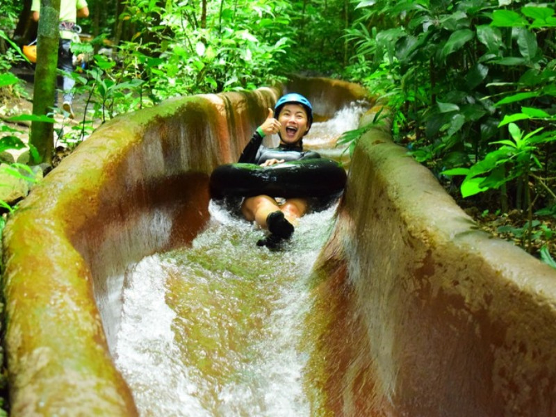 Coole glijbaan door de jungle in Costa Rica