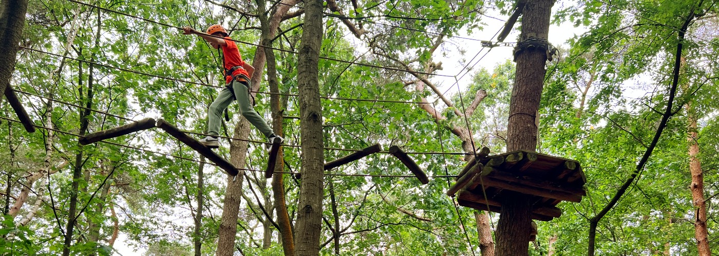 De kinderen van Barbara klimmen tussen de boomtoppen in Klimrijk, Brabant