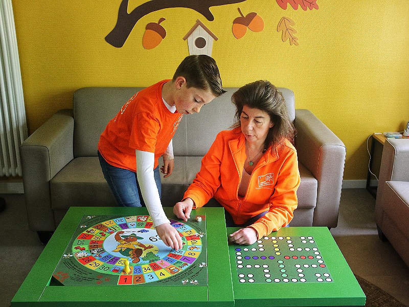 Hoe leuk is dat....de salontafel is gelijk een Bollo-spel!