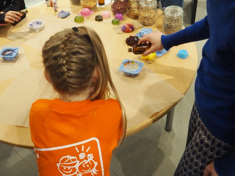 De dochter van Marieke tijdens een workshop zeepjes maken