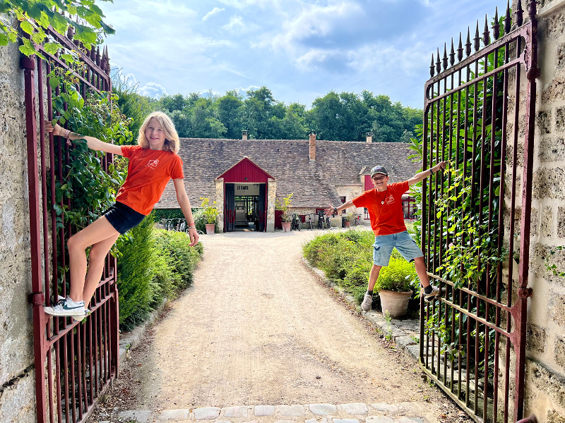 Ontdek Hotel Le Barn in Frankrijk dichtbij Parijs. Een prachtig landgoed waar kinderen heerlijk kunnen spelen en ouders genieten van lekker eten en relaxen.