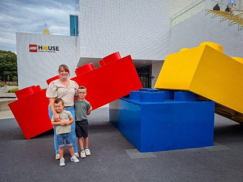 Bij de ingang van LEGO® House