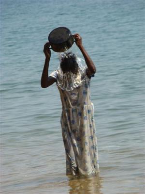 op gang brengen Varken Vuiligheid Meisje gooit een emmer water over haar hoofd leeg