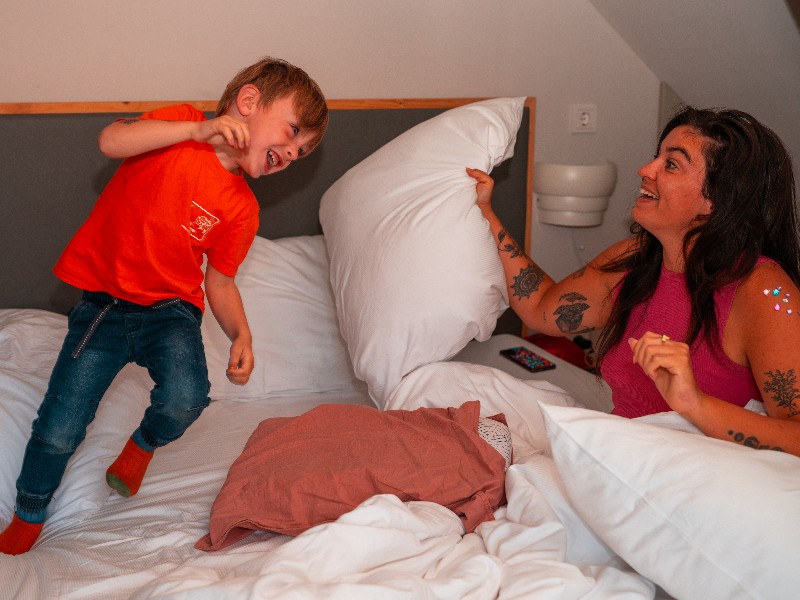 Kussengevecht in het bed van papa en mama