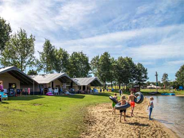 luxe tenten aan het strandje van het meertje op park Kuierpad