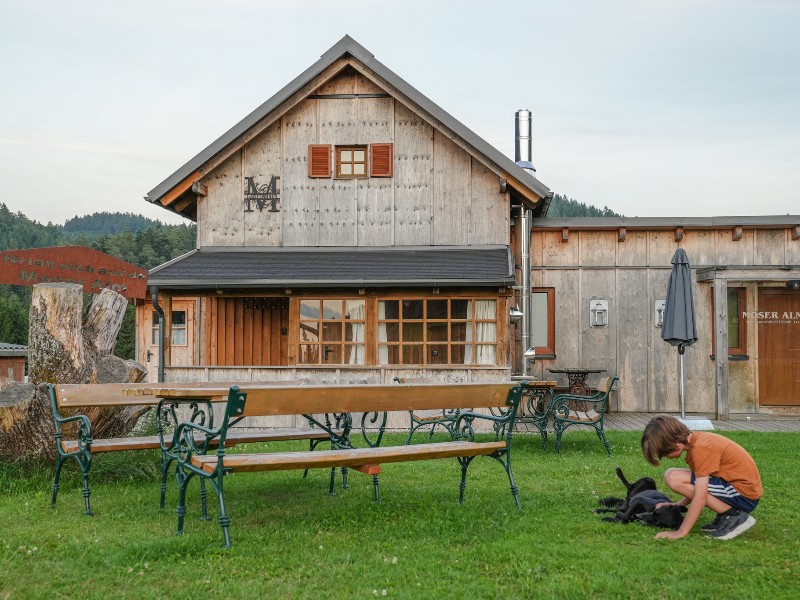 De zoon van Kim tijdens hun verblijf in Moser Alm, een npaardenboerderij en hotel in het Mühlviertel.