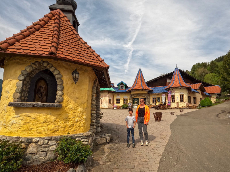 Bij de ingang van Märchenwald in St. Georgen