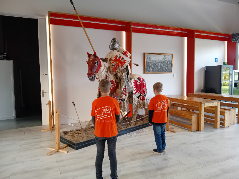 De kinderen van Emma bekijken de ridder in museum 1415 Azincourt