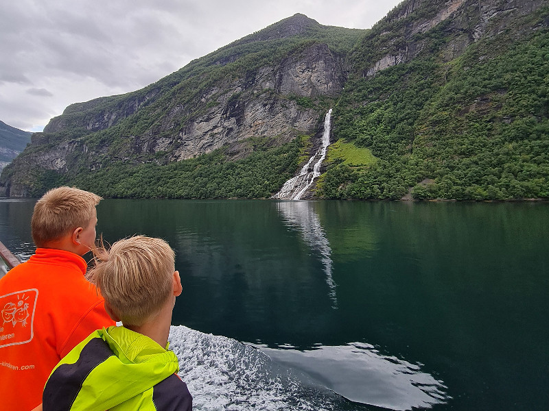 Met de boot varen we langs de waterval