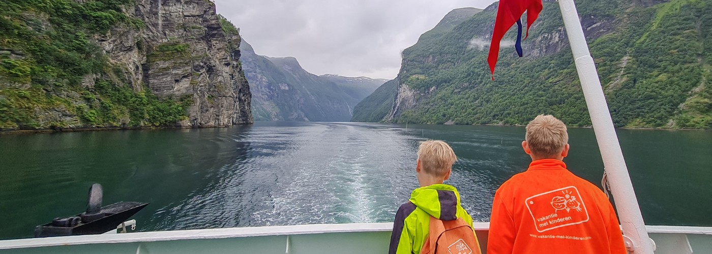 De kinderen van Alma varen door de fjorden van West Noorwegen