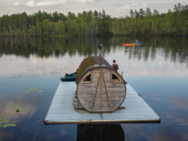 De sauna bij het kindvriendelijke Ödevata. Vanaf hier pendelen de kids heerlijk heen en weer tussen de glijbaan en hun opwarmmomentjes in de sauna.