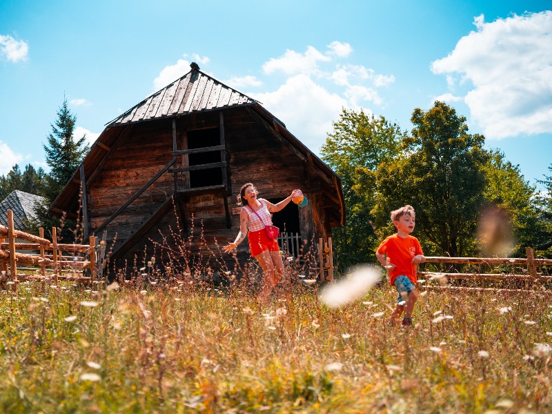 De zoon van Mathias en zijn vrouw rent door weidevelden tijdens hun zomervakantie in Servië