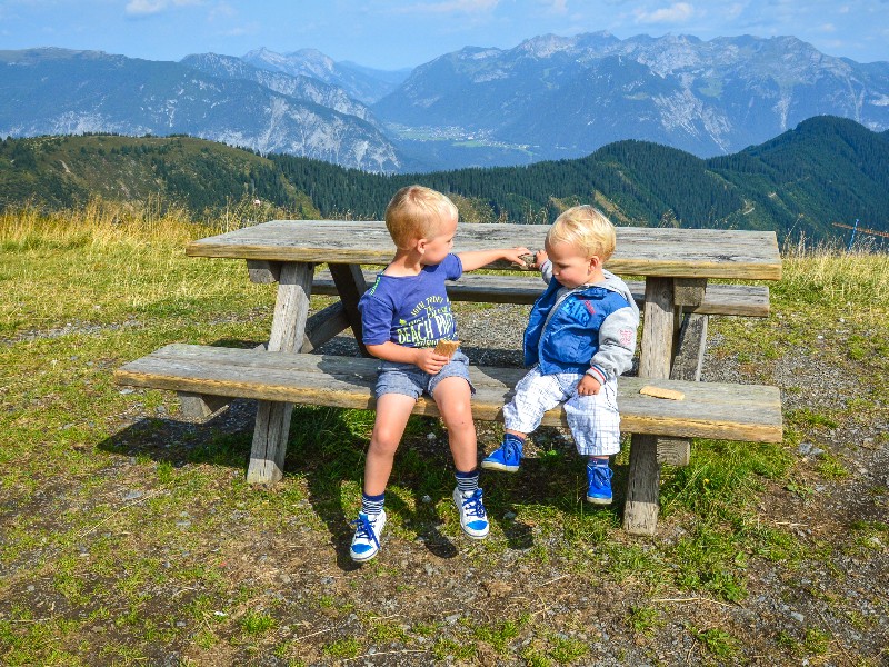 Op vakantie met kinderen in de bergen van Tirol. 