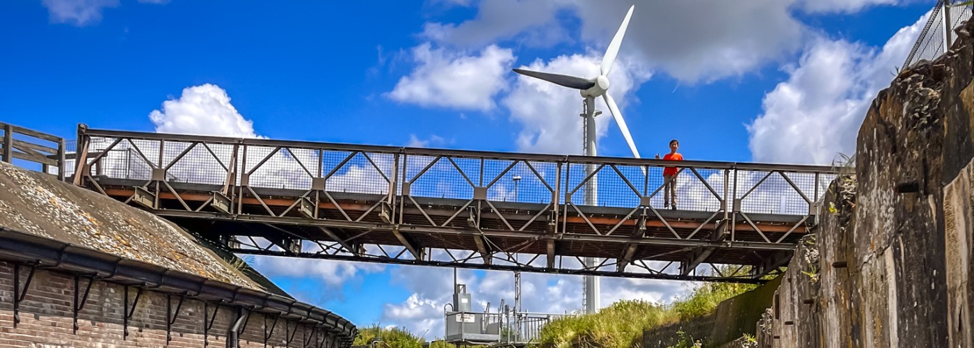 Een van de zonen van Lisette op de brug van Forteiland Pampus