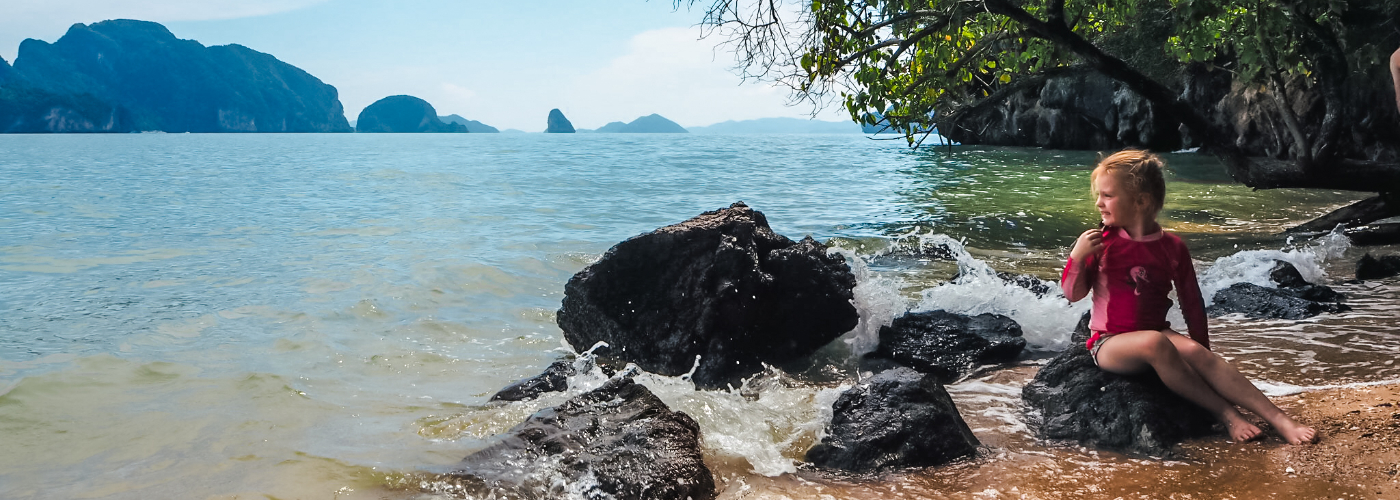 Het strand bij Phang Nga Bay in het Zuiden van Thailand