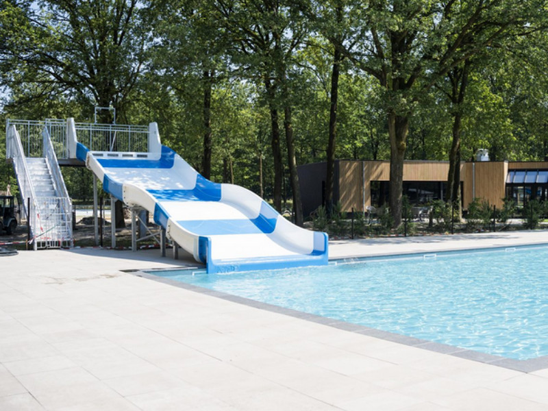 Zwembad met glijbaan bij Resort de Brabantse Kempen