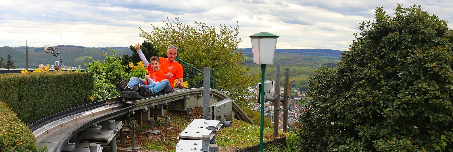 De rodelbaan met uitzicht op Saarburg